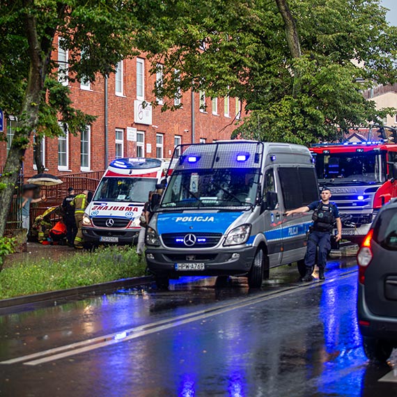 Niepokojące zdarzenie przy ulicy Wojska Polskiego: Mężczyzna przetransportowany do szpitala