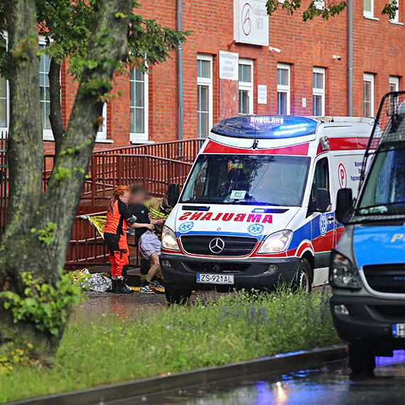 Niepokojące zdarzenie przy ulicy Wojska Polskiego: Mężczyzna przetransportowany do szpitala