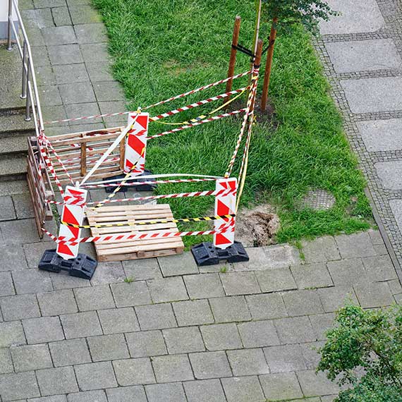 Zapada się ziemia przy studzience - naprawy nie pomagają na długo