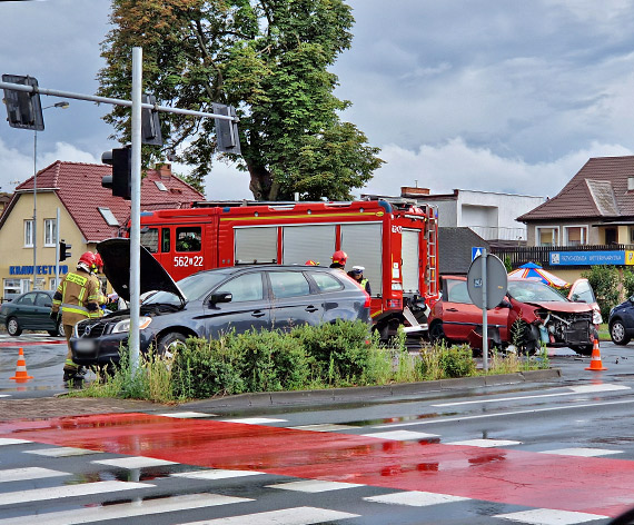Zderzenie samochodów na skrzyżowaniu ulicy 11 Listopada z Matejki