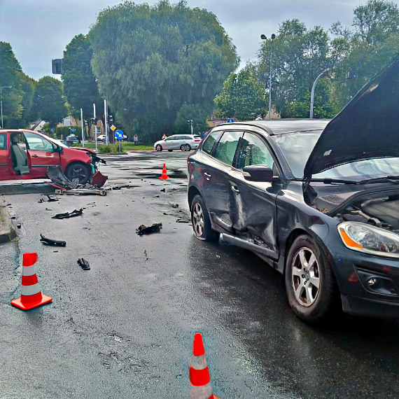Zderzenie samochodów na skrzyżowaniu ulicy 11 Listopada z Matejki