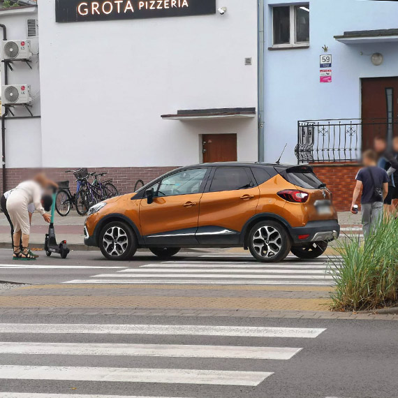 Chopak na hulajnodze lduje na masce samochodu: grone zdarzenie w centrum