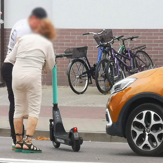 Chłopak na hulajnodze ląduje na masce samochodu: groźne zdarzenie w centrum