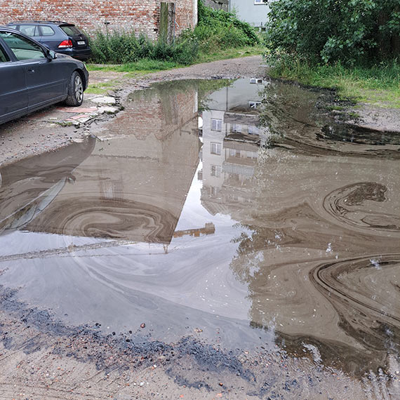 Kałuże pełne oleju – Mieszkańcy wzywają do działania