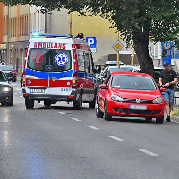 Sprawdzian z empatii. Policjant z przechodniami ruszyli z pomoc mczynie