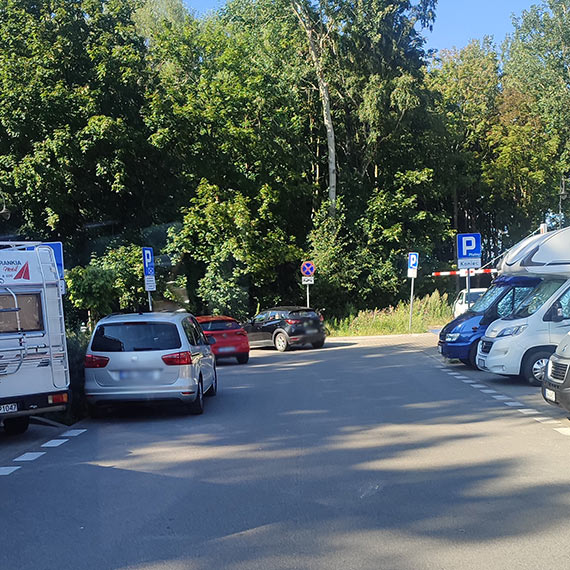 Brak miejsc parkingowych w Świnoujściu: Czy nowe władze znajdą rozwiązanie?