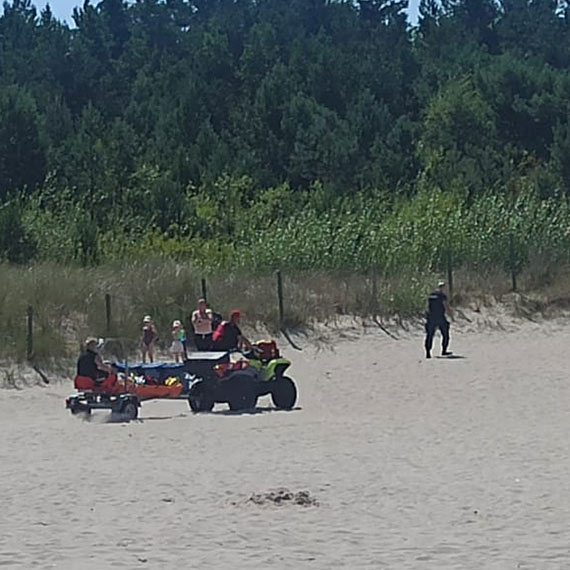 Akcja ratunkowa na plaży w Świnoujściu: 45-letni mężczyzna przekazany LPR po podtopieniu