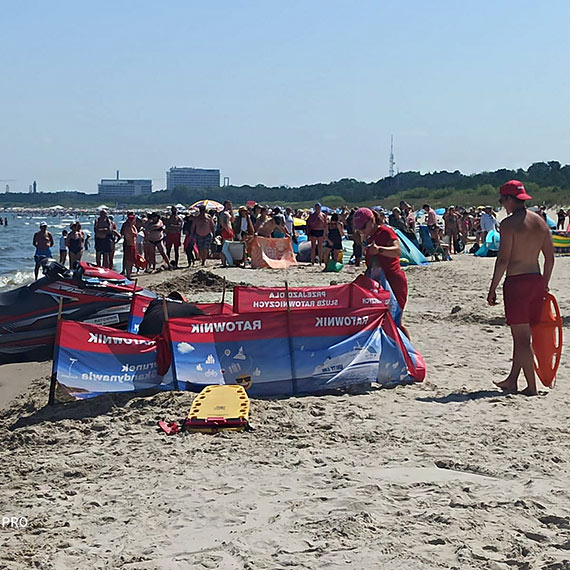 Akcja ratunkowa na plaży w Świnoujściu: 45-letni mężczyzna przekazany LPR po podtopieniu