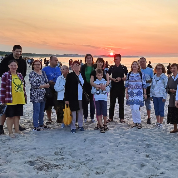 Przed nimi najdłuższa pielgrzymia trasa w Polsce. Na kilkanaście godzin przed wyjściem uczestnicy pieszej pielgrzymki na Jasną Górę spotkali się na plaży