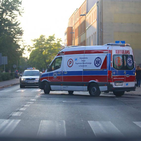 Mężczyzna wypadł z 2. piętra budynku - to była próba samobójcza