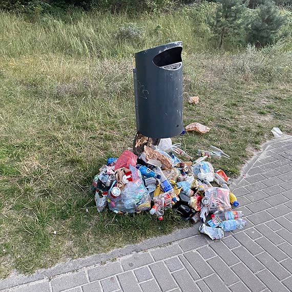 Czytelniczka: Niesprzątane śmieci w Świnoujściu – wstyd na granicy