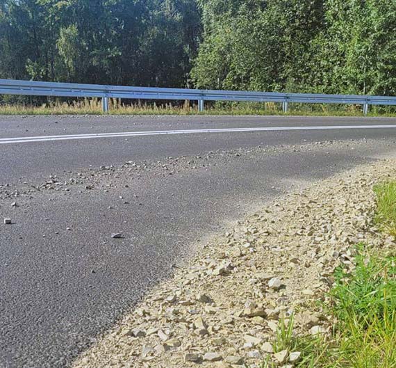 Niebezpieczny odcinek na ulicy Mostowej: Kamienie na łuku drogi stwarzają zagrożenie