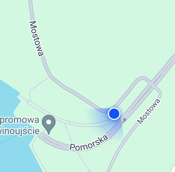 Niebezpieczny odcinek na ulicy Mostowej: Kamienie na łuku drogi stwarzają zagrożenie