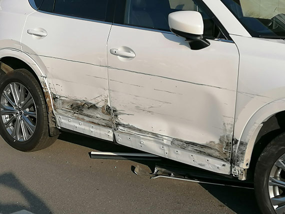 Mieszkaniec: Samochód staranował trzy pojazdy i odjechał