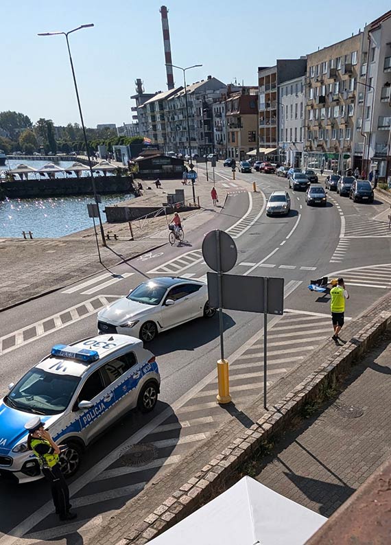 Mieszkaniec: Samochód staranował trzy pojazdy i odjechał