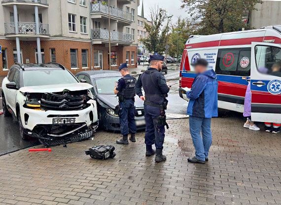 Skrzyżowanie podwyższonego ryzyka - kolejne zderzenie samochodów
