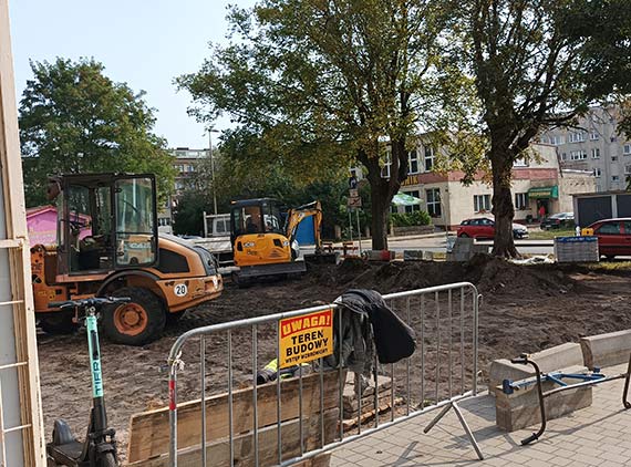 Był zielony skwerek, będzie rowerownia. W teren przy ul. Kościuszki 9 wryły się zęby koparki