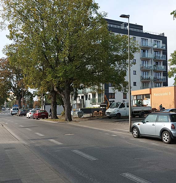 Był zielony skwerek, będzie rowerownia. W teren przy ul. Kościuszki 9 wryły się zęby koparki