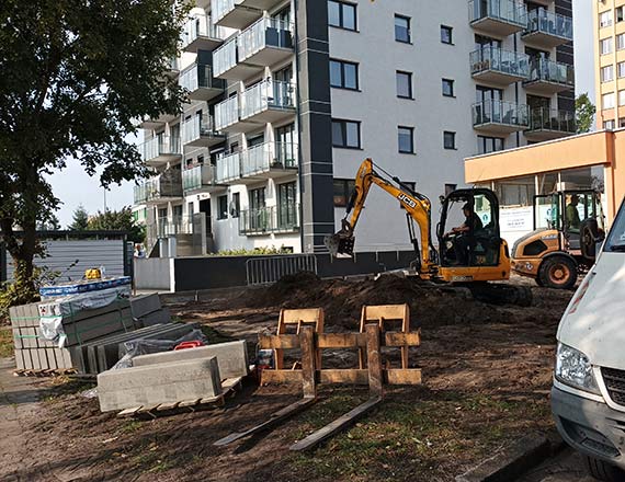 Był zielony skwerek, będzie rowerownia. W teren przy ul. Kościuszki 9 wryły się zęby koparki