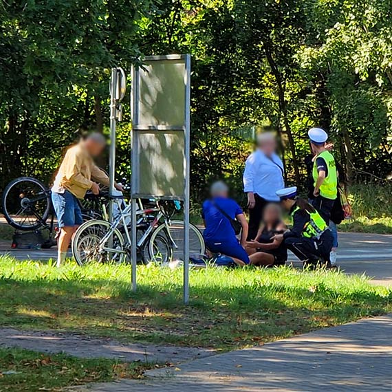 Groźny wypadek na ścieżce rowerowej: rowerzystka trafiła do szpitala po nagłym hamowaniu