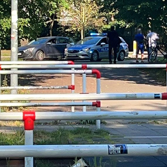 Groźny wypadek na ścieżce rowerowej: rowerzystka trafiła do szpitala po nagłym hamowaniu