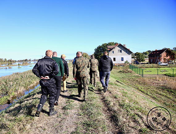 Woda się podnosi, ale umocnienia są przygotowane. Terytorialsi monitorują stan Odry w Zachodniopomorskiem
