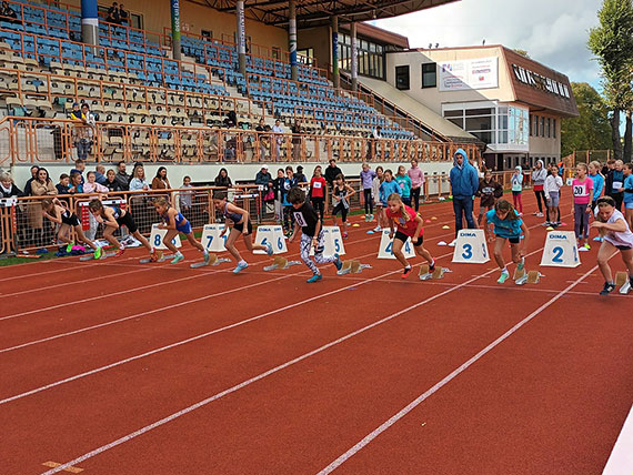 Sukcesy młodych lekkoatletów z Klubu OSiR „Wyspiarz” na zakończenie sezonu lekkoatletycznego