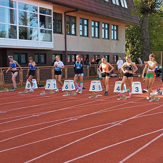 Sukcesy młodych lekkoatletów z Klubu OSiR „Wyspiarz” na zakończenie sezonu lekkoatletycznego