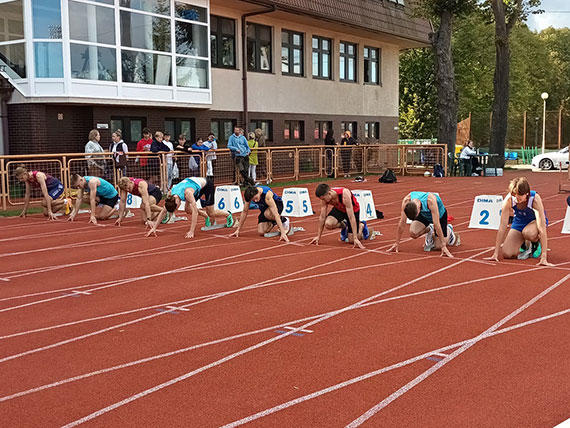 Sukcesy młodych lekkoatletów z Klubu OSiR „Wyspiarz” na zakończenie sezonu lekkoatletycznego