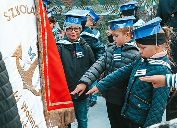 Uroczystość pasowania na ucznia na pokładzie ORP Poznań