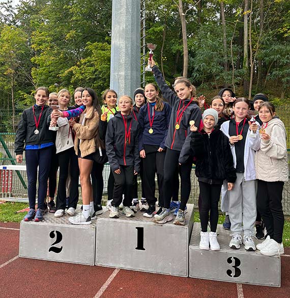 Sztafetowe biegi przeajowe z udziaem szkolnych sportowcw
