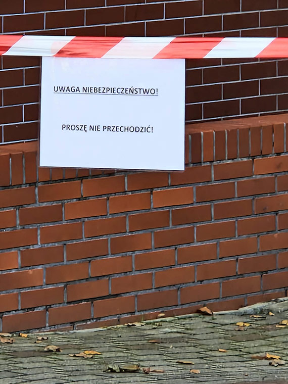 Uwaga: taśmy ostrzegawcze przed szpitalem miejskim w Świnoujściu – Czekamy na oficjalne wyjaśnienia