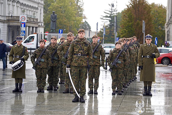 Uroczysta warta zachodniopomorskich Terytorialsów przy Grobie Nieznanego Żołnierza