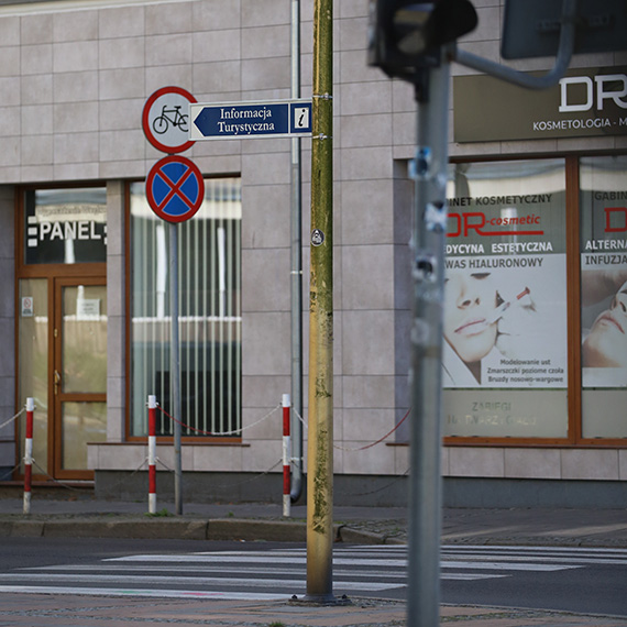 W końcu myją słupy oświetleniowe! Centrum miasta odzyskuje blask po dwóch latach zaniedbań