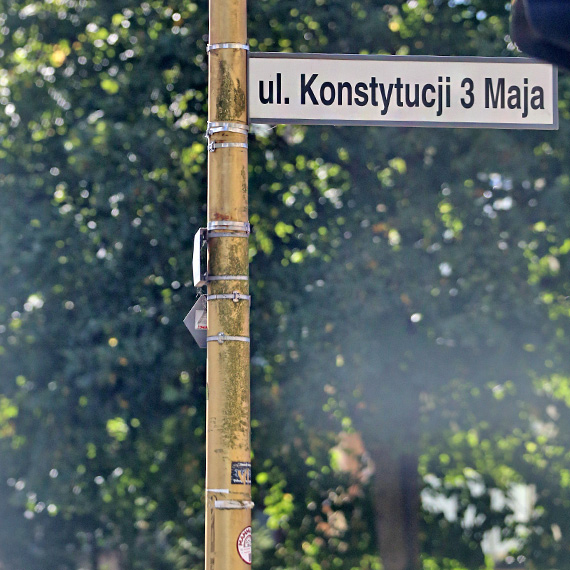 W końcu myją słupy oświetleniowe! Centrum miasta odzyskuje blask po dwóch latach zaniedbań