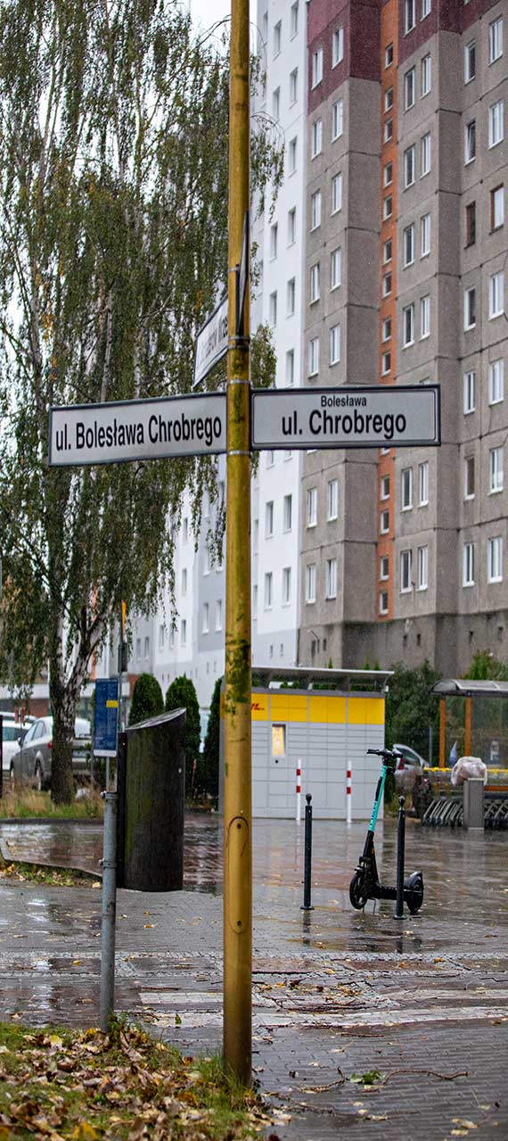 W końcu myją słupy oświetleniowe! Centrum miasta odzyskuje blask po dwóch latach zaniedbań