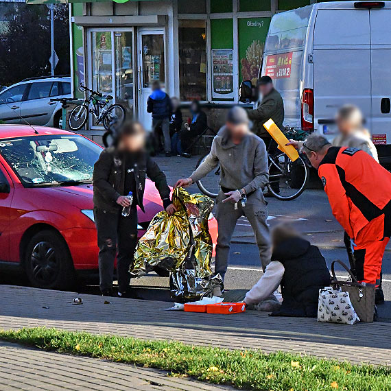 Potrącenie kobiety na ulicy Szkolnej – kierowca oślepiony przez słońce?