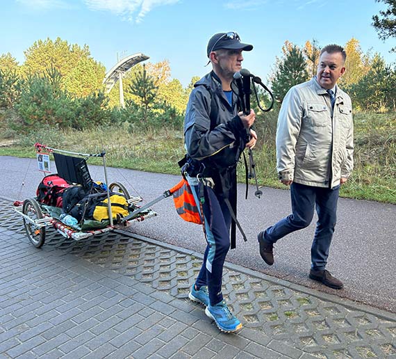 Wędrowiec z pomocą dla zwierząt dotarł do Świnoujścia