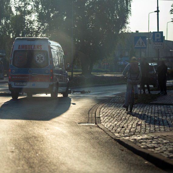 Wypadek na Matejki – 25-latek który jechał na hulajnodze trafił do szpitala