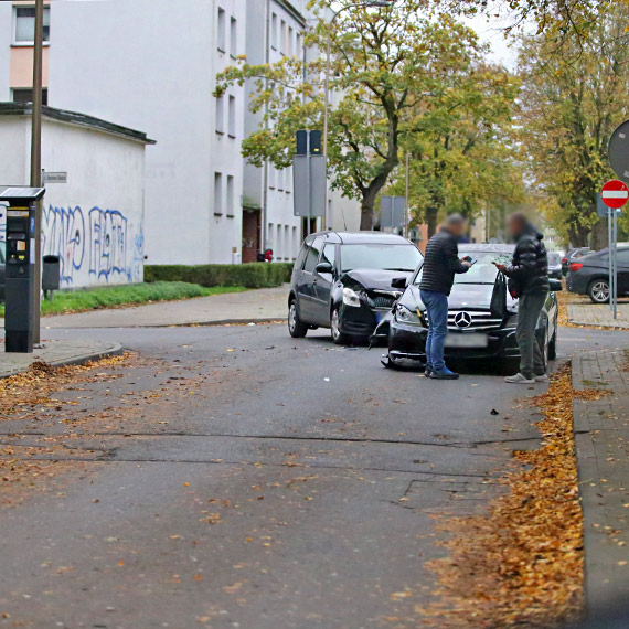 Zderzenie samochodów na skrzyżowaniu Staszica z Rybaki – dwie osoby poszkodowane