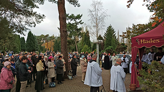 Naszych zmarłych wspominaliśmy z modlitwą na cmentarnych alejkach. Dziś przywołujemy pamięć spoczywających na morskim dnie