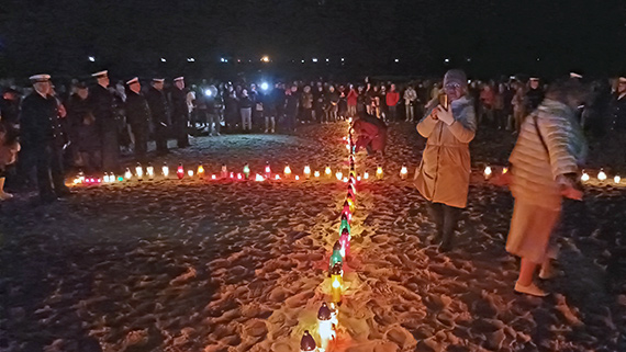Morskie Zaduszki rozświetliły brzeg świnoujskiej plaży