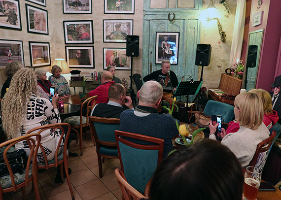 Janusz Urzykowski przypomniał Cohena. Nastrojowy sobotni wieczór w El Papa Hemingway. W niedzielę na deptaku Bohaterów Września kolejne muzyczne popołudnie