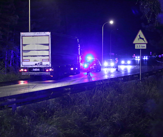 Niebezpieczne zdarzenie na Wolińskiej: wyciek paliwa po zderzeniu dostawczaka z ciężarówką