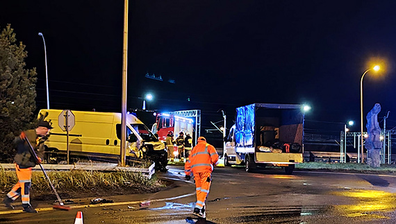 Niebezpieczne zdarzenie na Wolińskiej: wyciek paliwa po zderzeniu dostawczaka z ciężarówką