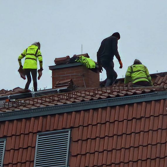 Prace na dachu szpitala w winoujciu: mieszkaniec wskazuje na brak zabezpiecze