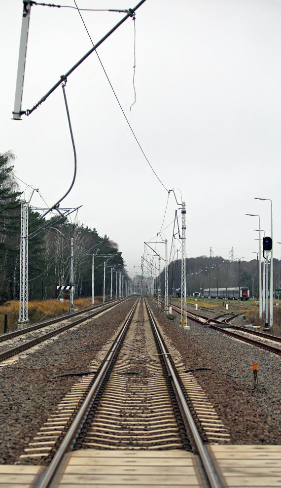 Ciężarówka uszkodziła trakcję kolejową w Świnoujściu: Ruch pociągów wstrzymany, wprowadzono komunikację zastępczą