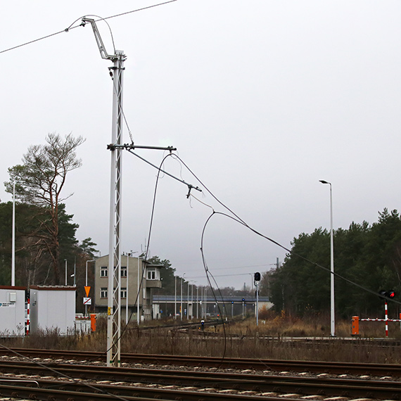 Ciężarówka uszkodziła trakcję kolejową w Świnoujściu: Ruch pociągów wstrzymany, wprowadzono komunikację zastępczą
