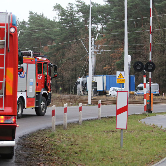 Ciężarówka uszkodziła trakcję kolejową w Świnoujściu: Ruch pociągów wstrzymany, wprowadzono komunikację zastępczą