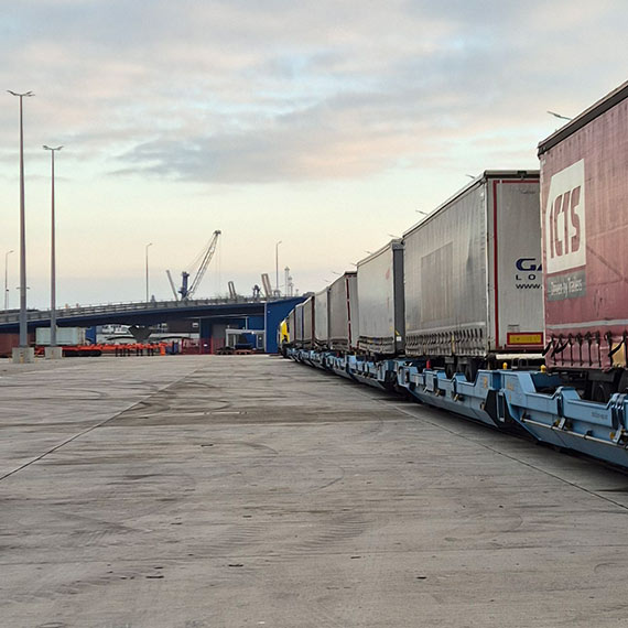 Pierwszy taki transport przez Świnoujście do Szwecji